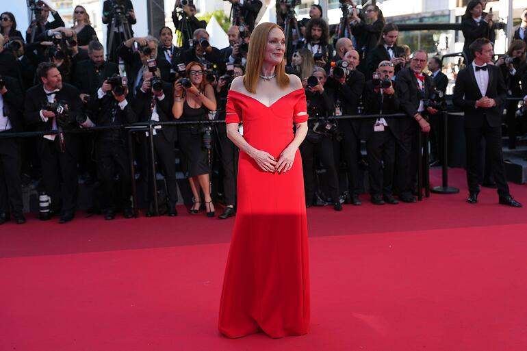 JULIANNE MOORE RED CARPETT