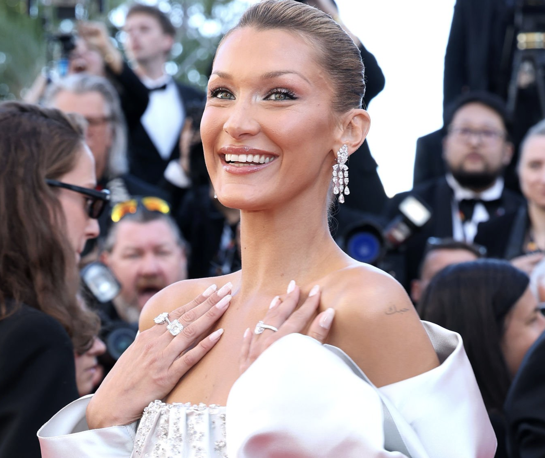 BELLA HADID RED CARPETT
