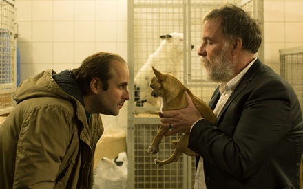 Ανθρωπος μεταμορφώνεται σε σκύλο στο «Chien», του Σαμιουέλ Μπενσετρίτ