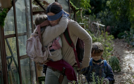Η Σάντρα Μπούλοκ (δεν) βλέπει το τέλος του κόσμου, στο αγωνιώδες πρώτο τρέιλερ του «Bird Box»
