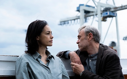 Berlinale 2026: Eίναι η τέχνη, πολιτική; Ο Ιλκέρ Τσατάκ απαντά με «Κίτρινα Γράμματα»