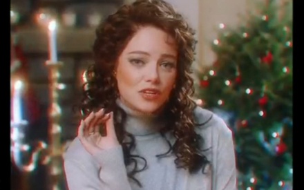 H Εμα Στόουν τραγουδά για το «The Christmas Candle»