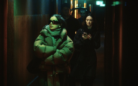 H Charli XCX ζει τη… στιγμή στο τρέιλερ του «The Moment»