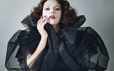 Η Σκάρλετ Γιοχάνσον ως σταρ του βωβού για το «W»