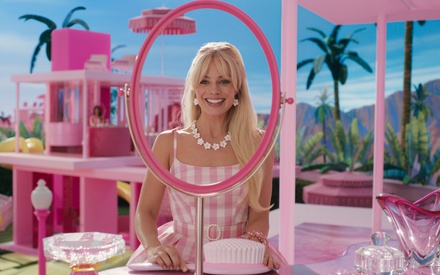 Hi Barbie(s) and Ken(s). Το νέο τρέιλερ της «Barbie» είναι φουλ στα ροζ