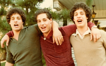 Το τρέιλερ του «Three Identical Strangers» αποκαλύπτει ένα από τα πιο συναρπαστικά ντοκιμαντέρ της χρονιάς