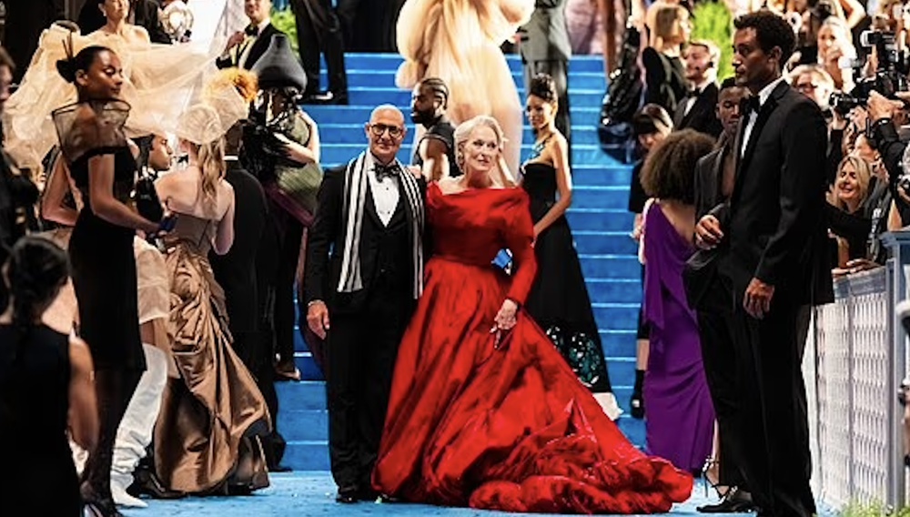«Ο Διάβολος φοράει Prada 2»: Στα γυρίσματα της «Met Gala» σκηνής (που η Μέριλ Στριπ γλιστράει)
