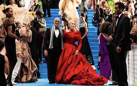 «Ο Διάβολος φοράει Prada 2»: Στα γυρίσματα της «Met Gala» σκηνής (που η Μέριλ Στριπ γλιστράει)