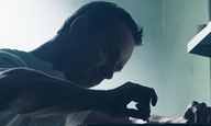 Το «άλλο» πρόσωπο του Μάικλ Φασμπέντερ στο «Assassin's Creed»