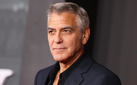 Ο Τζορτζ Κλούνεϊ απαντά στη σκληρότητα του Χόλιγουντ με σεβασμό και χιούμορ