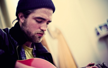 O Ρόμπερτ Πάτινσον παίρνει την κιθάρα του (και παρατάει την ηθοποιία)