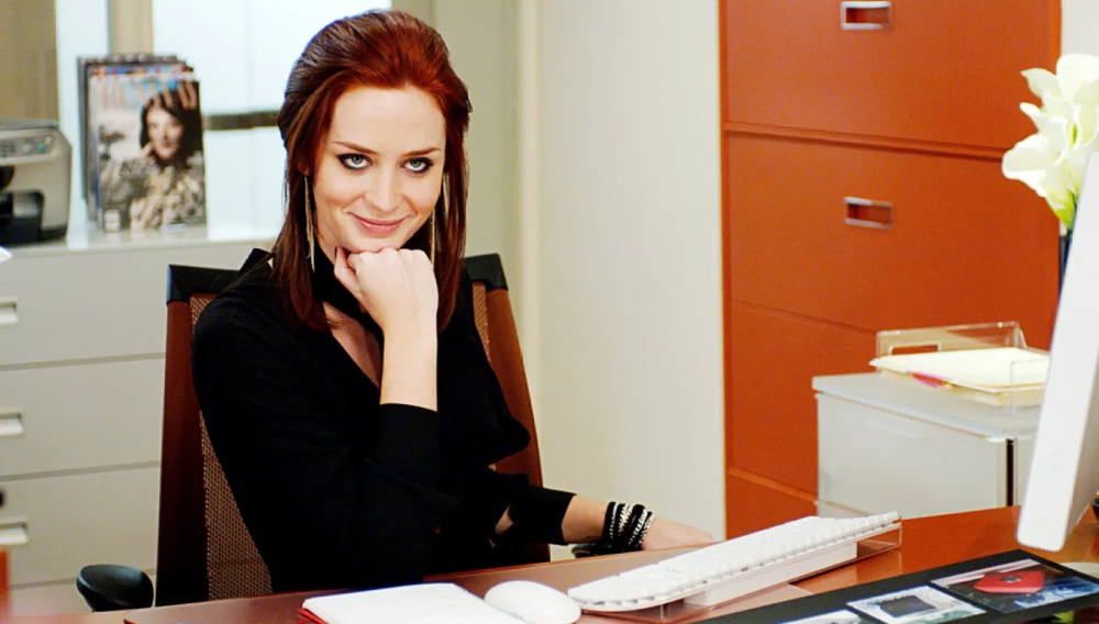 Η αληθινή Έμιλι του «Ο Διάβολος Φοράει Prada» σπάει τη σιωπή της μετά απο είκοσι χρόνια