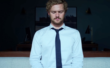«You are a living weapon». Ξύλο κι άλλο ξύλο στο τρέιλερ του «Iron Fist»