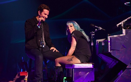 «Shallow»: Δείτε τον Μπράντλεϊ Κούπερ σε μία εμφάνιση-έκπληξη στο σόου της Lady Gaga