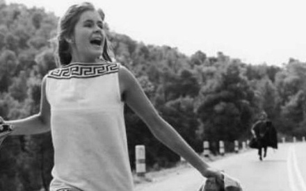 Καλοκαιρινές σκηνές για πάντα #18 / «Κορίτσια στον Ηλιο» του Βασίλη Γεωργιάδη