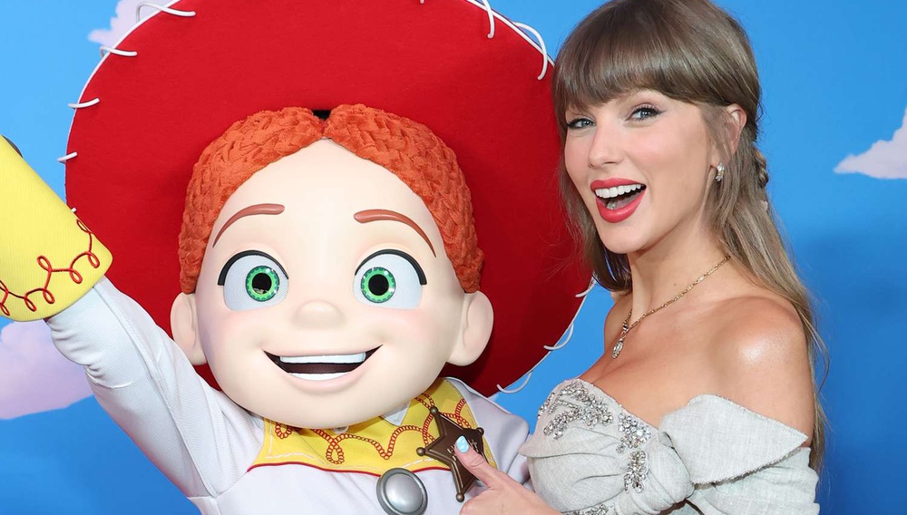Η Τέιλορ Σουίφτ «έκλεψε» την πρεμιέρα του «Toy Story 5» με μια απρόσμενη εμφάνιση στη σκηνή