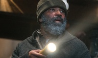 «Find it. Kill it.» Τρέιλερ για το «Hold the Dark» του Τζέρεμι Σολνιέ