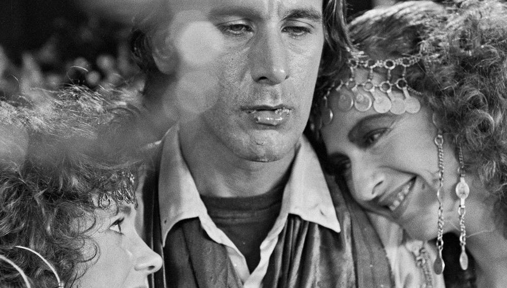 «Ο Ανθρωπος που Αγάπησε ένα Πτώμα»: Η επιστροφή του «Singapor Sling» σε... βιβλίο