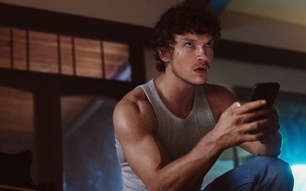 O Κόνορ Στόρι του «Heated Rivalry» πρωταγωνιστεί σε ένα μικρό θρίλερ για τη Verizon