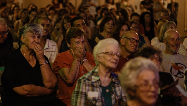 Στα χωριά της Ελλάδας όταν μιλούν για το πρόσωπο δείχνουν την καρδιά