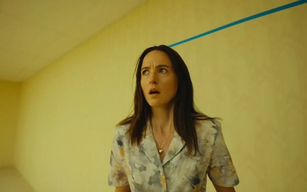 Από viral φαινόμενο σε ταινία της A24: Ο Κέιν Πάρσονς μεταφέρει το «Backrooms» στη μεγάλη οθόνη με ένα λαβύρινθο 30.000 τ.μ.