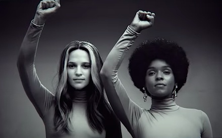 «The Glorias»: η φεμινιστική ταινία για την Γκλόρια Στάινεμ έχει trailer που σηκώνει τη γροθιά του