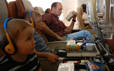 Δέστε τις ζώνες σας, κλείστε το ατομικό σας τραπεζάκι, η ταινία ξεκινά!