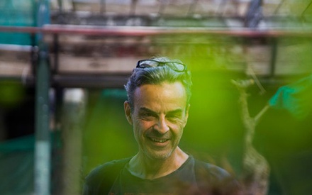 Ο Τάσος Γερακίνης δεν κοκορεύεται, απλώς κάνει καλό, άμεσο, ελληνικό σινεμά