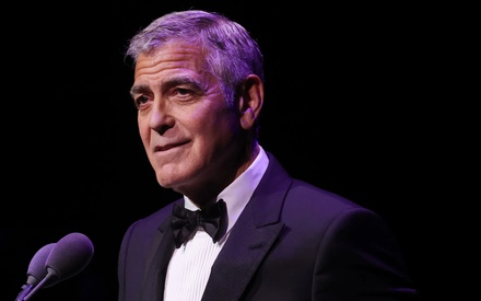 Ο Τζορτζ Κλούνεϊ καταδικάζει τη βία: «Η μάχη για τη δημοκρατία είναι μάχη ενάντια στο μίσος»