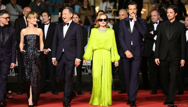 Κάννες 2025: Το λαχανί Balenciaga της Ιζαμπέλ Ιπέρ και Ελληνες σε πάρτι | Μέρα 6η