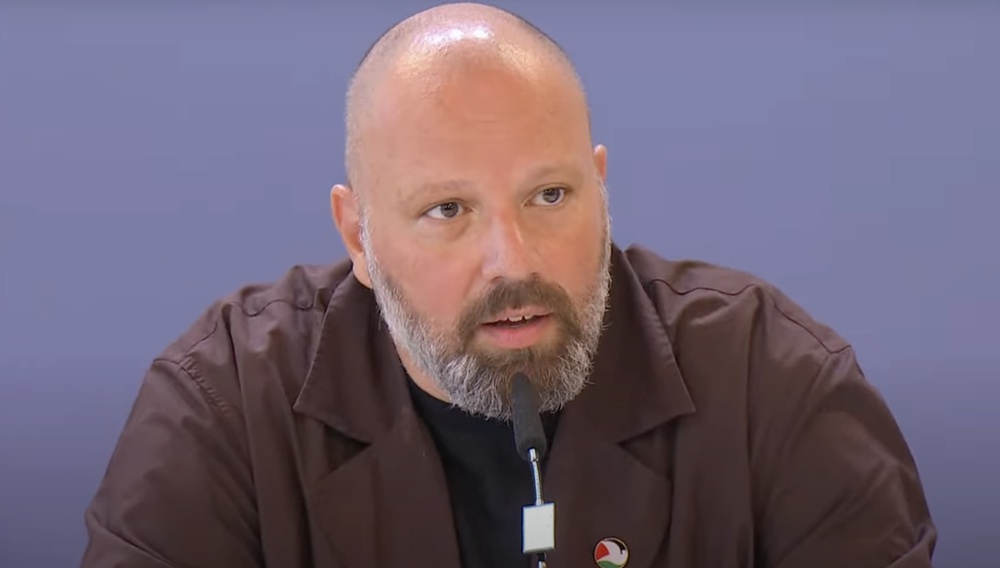 Βενετία 2025: Ο Γιώργος Λάνθιμος (με κονκάρδα Παλαιστίνης στο πέτο) πιστεύει ότι η ανθρωπότητα απέτυχε