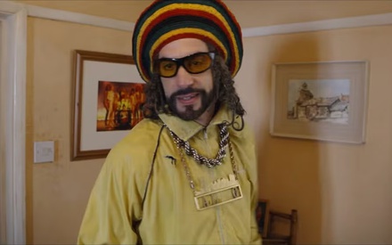 Η επιστροφή του Ali G προκαλεί αντιδράσεις και φέρνει ξανά τη λογοκρισία στο προσκήνιο