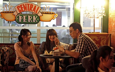 Τα «Φιλαράκια» ποτέ δεν πεθαίνουν! Τo «Central Perk» άνοιξε στο Πεκίνο!