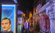 «Μου αρέσουν οι παιχνιδιάρικες επιλογές.» Ο Βασίλης Χριστοφιλάκης μάς ξεναγεί στα γυρίσματα του «Guest Star»