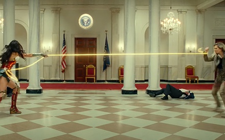 Στο νέο τρέιλερ της «Wonder Woman 1984», το υπερηρωικό είναι η animal print μίνι φούστα της Κρίστεν Γουίιγκ - Τσίτα