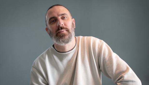 Ο Αιμίλιος Αβραάμ συστήνει στο Flix τη «Σμαράγδα» του