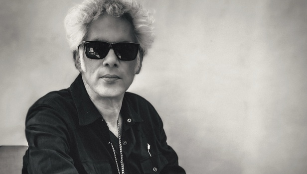 Ο Τζιμ Τζάρμους σηκώνει το ποτήρι με το νερό του και μας εύχεται χρόνια πολλά!