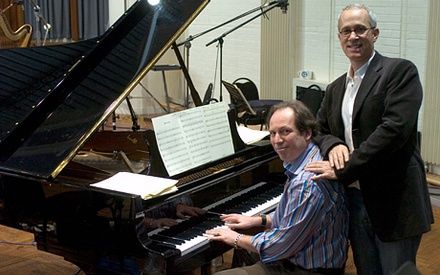 O Χανς Τσίμερ ακούει electronica για το soundtrack του «Dark Knight Rises»