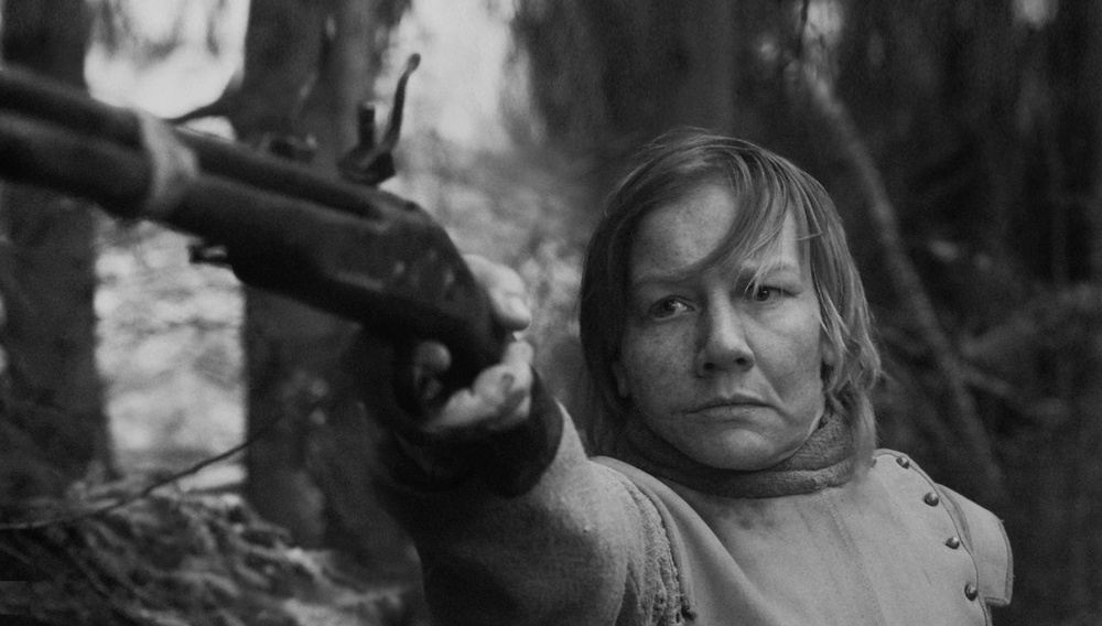 Berlinale 2026: στο «Rose» η Σάντρα Ούλερ ντύνεται άντρας και ξεγυμνώνει την πατριαρχία