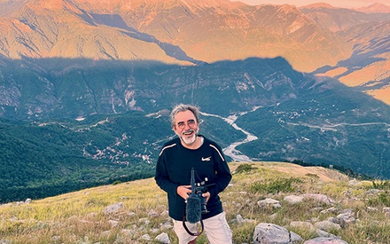 «Πάντα επιστρέφω στο χωριό». Ο Δημήτρης Κουτσιαμπασάκος μιλά στο Flix για τα «Τέρματα του Αυγούστου», ίσως την καλύτερη ταινία του