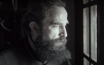 «Υπάρχει πολύ φως γύρω σας»: Τρέιλερ για τον «Ανθρωπο του Θεού» της Γελένα Πόποβιτς με τον Αρη Σερβετάλη