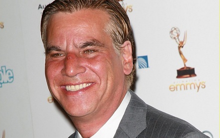 O Ααρον Σόρκιν έσπασε την μύτη του ... γράφοντας!