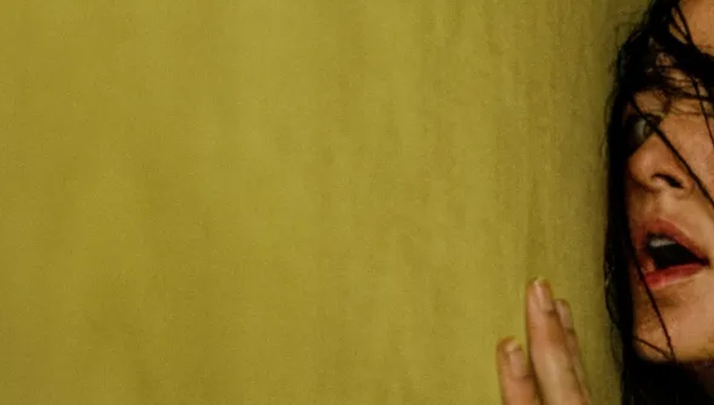 «Backrooms»: Η Ρενάτε Ράινσβε παγιδεύεται σε έναν ατελείωτο εφιάλτη στο νέο horror της A24