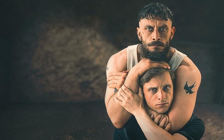 Το «Half Man» προσπαθεί να δώσει τη δική του απάντηση στο τι σημαίνει να είσαι άντρας στον 21ο αιώνα