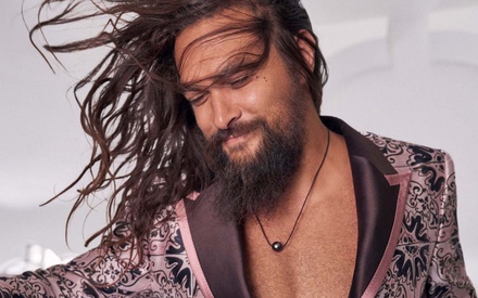 Τζέισον Μομόα: Pretty in Pink