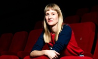 H Σάνον Μέρφι, σκηνοθέτης του «Babyteeth», εξηγεί στο Flix γιατί το σινεμά είναι η πιο φθηνή ψυχοθεραπεία