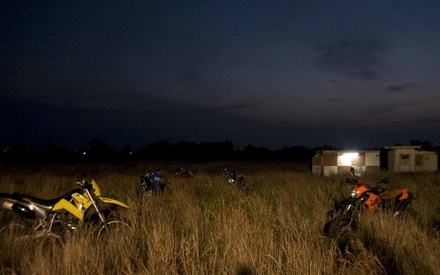 Ατμοσφαιρική αλλά κι αινιγματική η πρώτη και μοναδική φωτογραφία από το «L» του Μπάμπη Μακρίδη