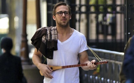 Ο Ράιν Γκόσλινγκ και ...το μαντολίνο του