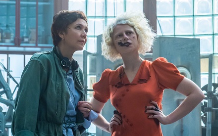 Μάγκι Τζίλενχαλ για τη «Νύφη»: «Η τελική εκδοχή είναι πολύ πιο χλιαρή από το αρχικό μου όραμα»