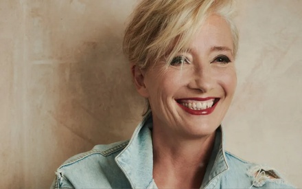 Εμα Τόμσον: «Βρίσκεις το κοινό σου όταν είσαι απόλυτα αυθεντικός, μ' εκνευρίζει η τεχνητή νοημοσύνη»